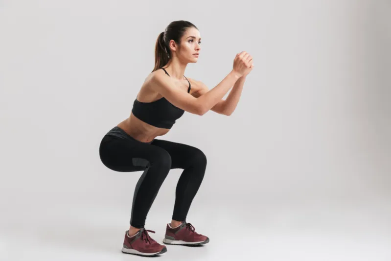 Squat hỗ trợ mông hiệu quả nếu người tập biết đẩy hông ra sau, giữ gối đúng hướng và kiểm soát chuyển động.