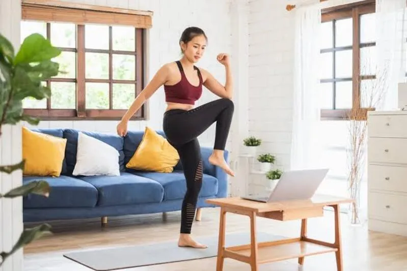 Các bài cardio đơn giản như jumping jack, nâng gối, leo cầu thang hoặc nhảy dây có thể tập ngay tại nhà.