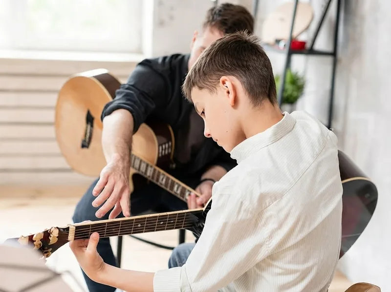 Người học guitar luyện tập đều đặn để cải thiện kỹ thuật và khả năng chơi đàn