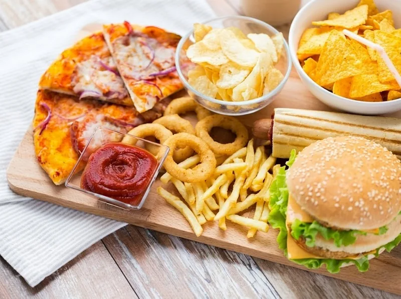 Đồ chiên nhiều dầu mỡ có thể khiến một số người viêm đại tràng cảm thấy đầy bụng, khó chịu hơn.