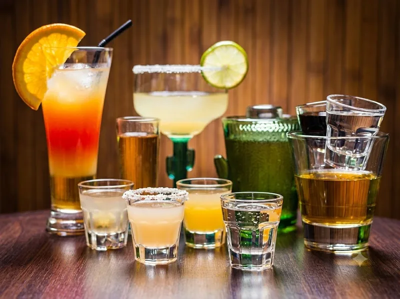 Caffeine và đồ uống có cồn có thể khiến một số người gặp khó chịu tiêu hóa khi triệu chứng đang hoạt động.