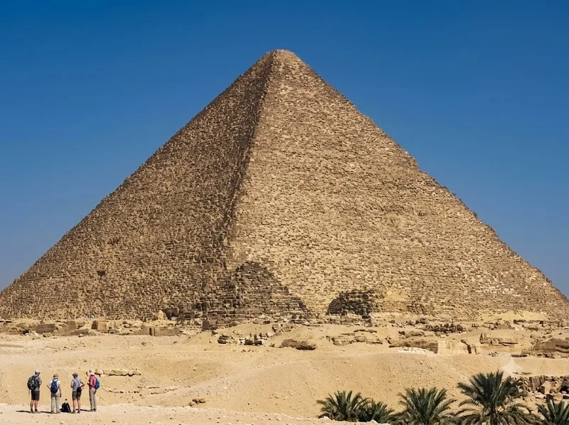 Đại kim tự tháp Giza được xây dựng dưới thời Pharaoh Khufu, trở thành biểu tượng nổi bật của nền văn minh Ai Cập cổ đại.