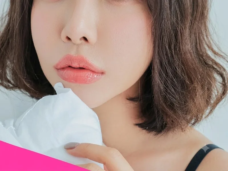 Hạn chế chạm tay, bóc vảy và tác động mạnh giúp màu phun môi ổn định hơn trong quá trình hồi phục.