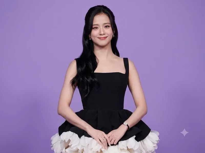 Jisoo gây ấn tượng với hình ảnh thanh lịch, giọng hát trầm ấm và phong thái nhẹ nhàng.