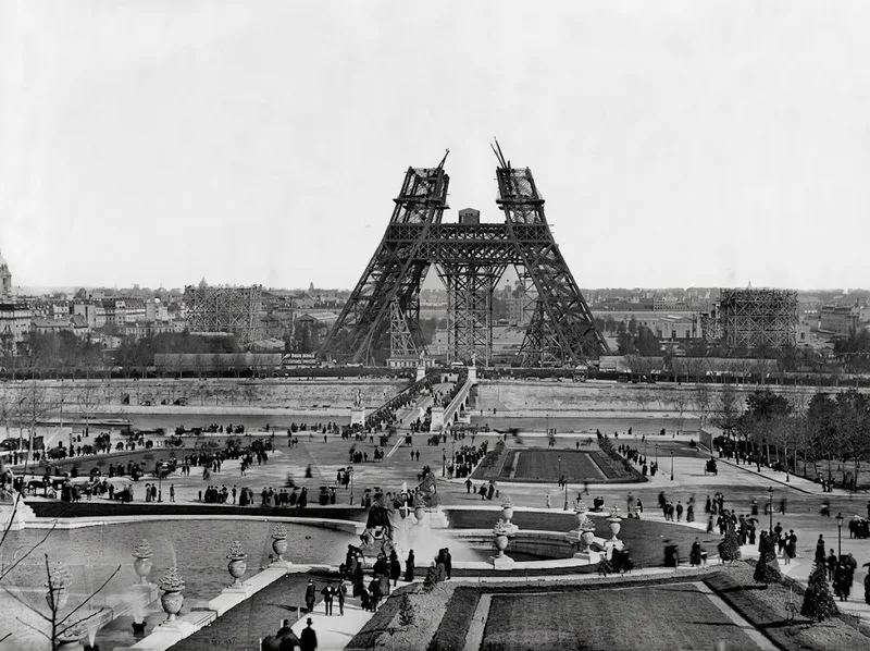 Tháp Eiffel được xây dựng cho Triển lãm Thế giới năm 1889 và gắn liền với kỹ sư Gustave Eiffel.
