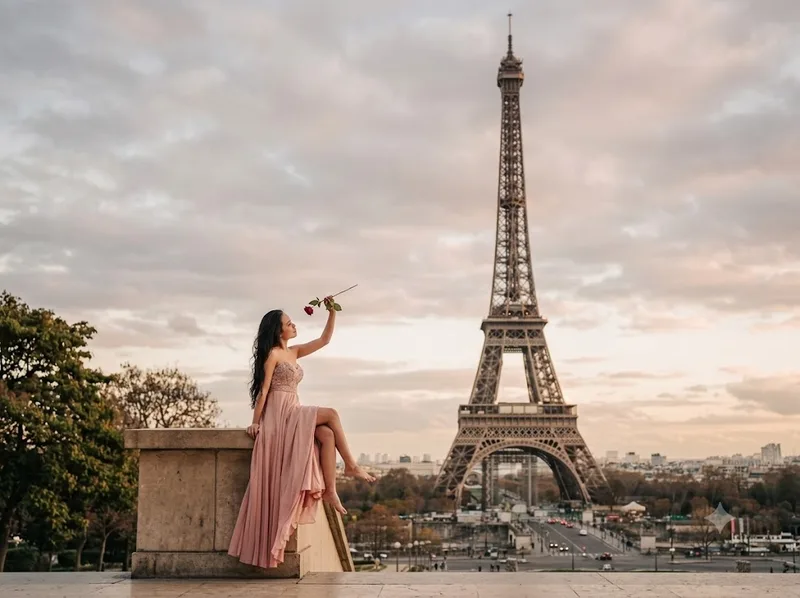 Trocadéro, Champ de Mars và cầu Bir-Hakeim là những góc ngắm tháp Eiffel được nhiều du khách lựa chọn.